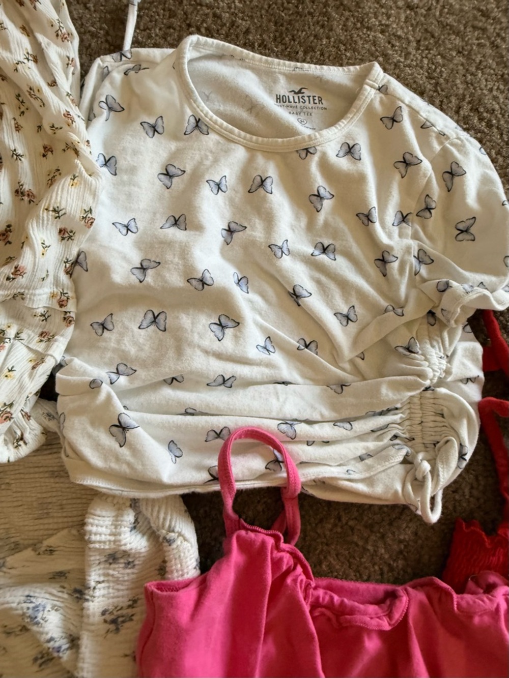 Hollister lot 5- White Floral, White Butterfly & Bright Pink Crop - Picture 4 of 9